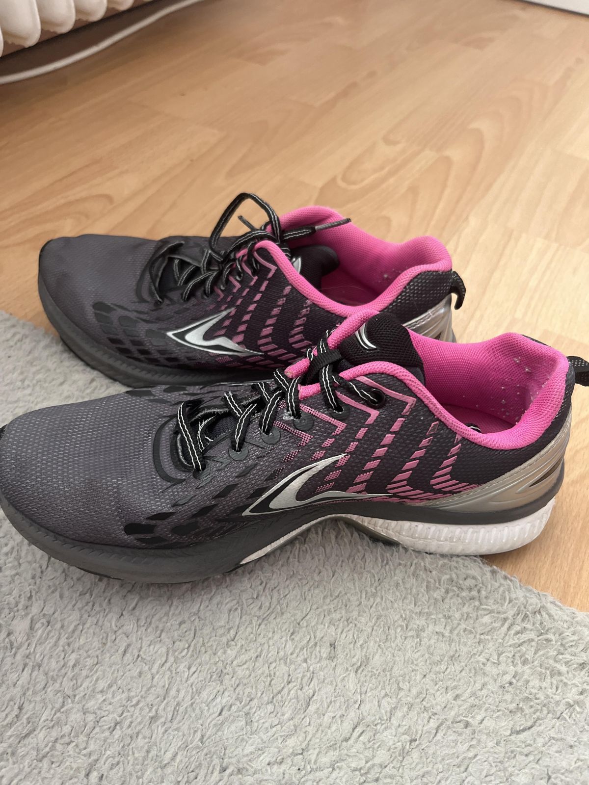 Getragene Sportschuhe
