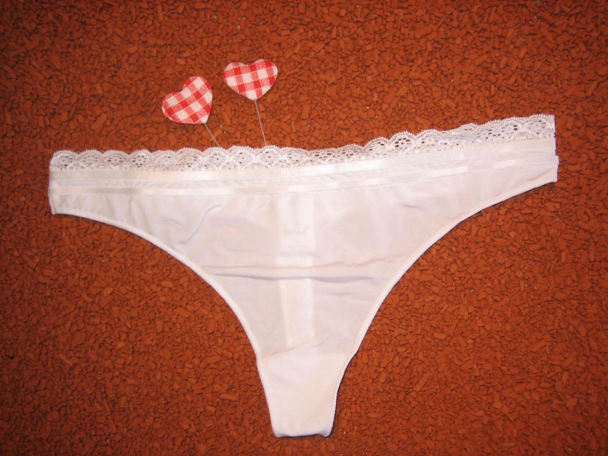 Weiße getragene Strings und Slips, wie du sie möchtest
