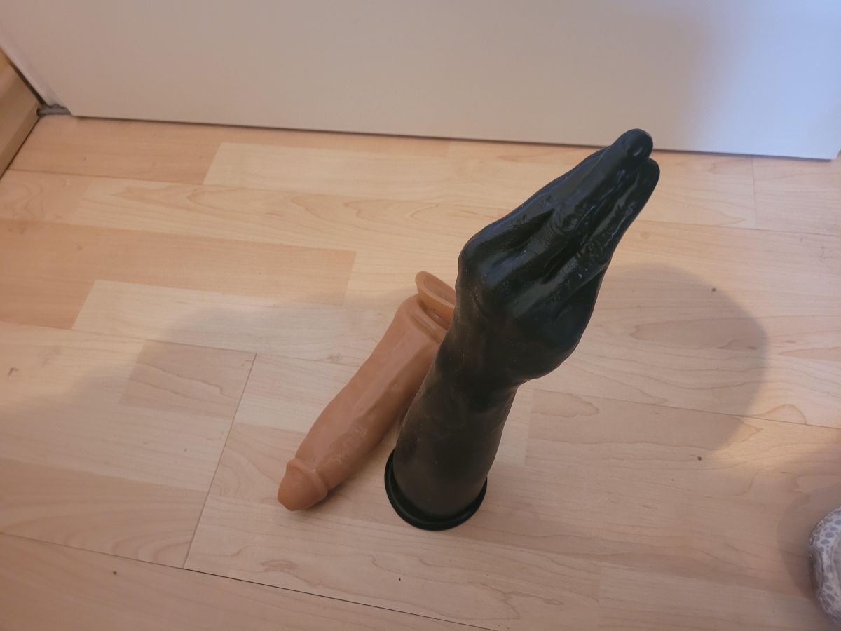 Dildo Dick und Schwarze Fisthand benutzt