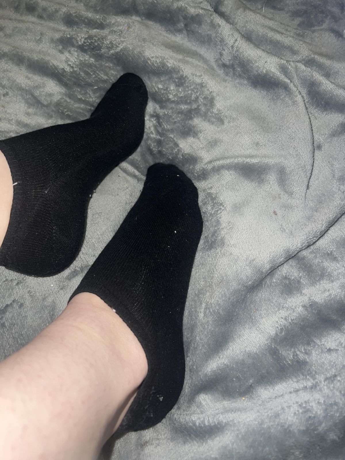 Schwarze getragene Socken einer 19 Jährigen