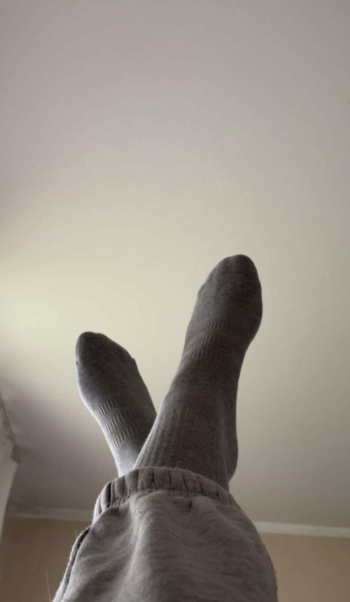 Getragene Adidas Socken in grau