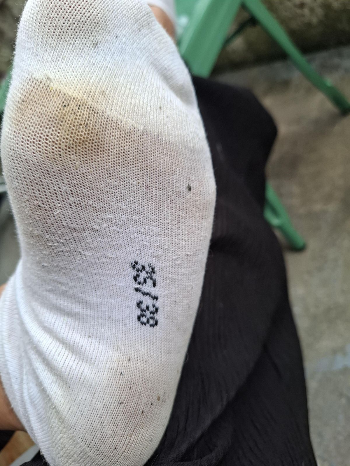 Weiße getragene Socken