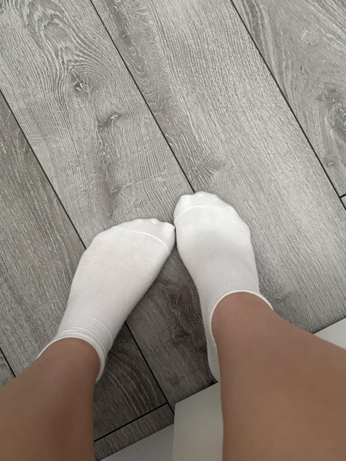 1 Tag lang getragene weiße Socken