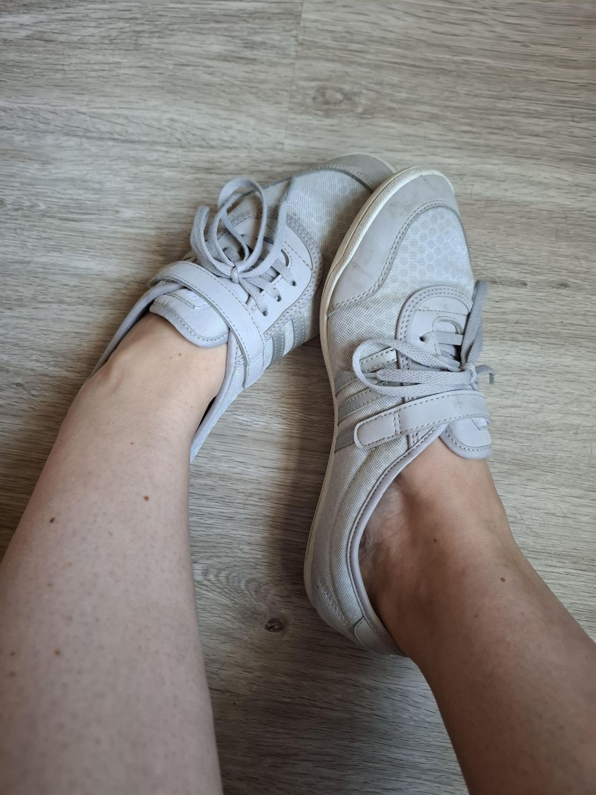 Adidas Diona Ballerinas, barfuß getragen