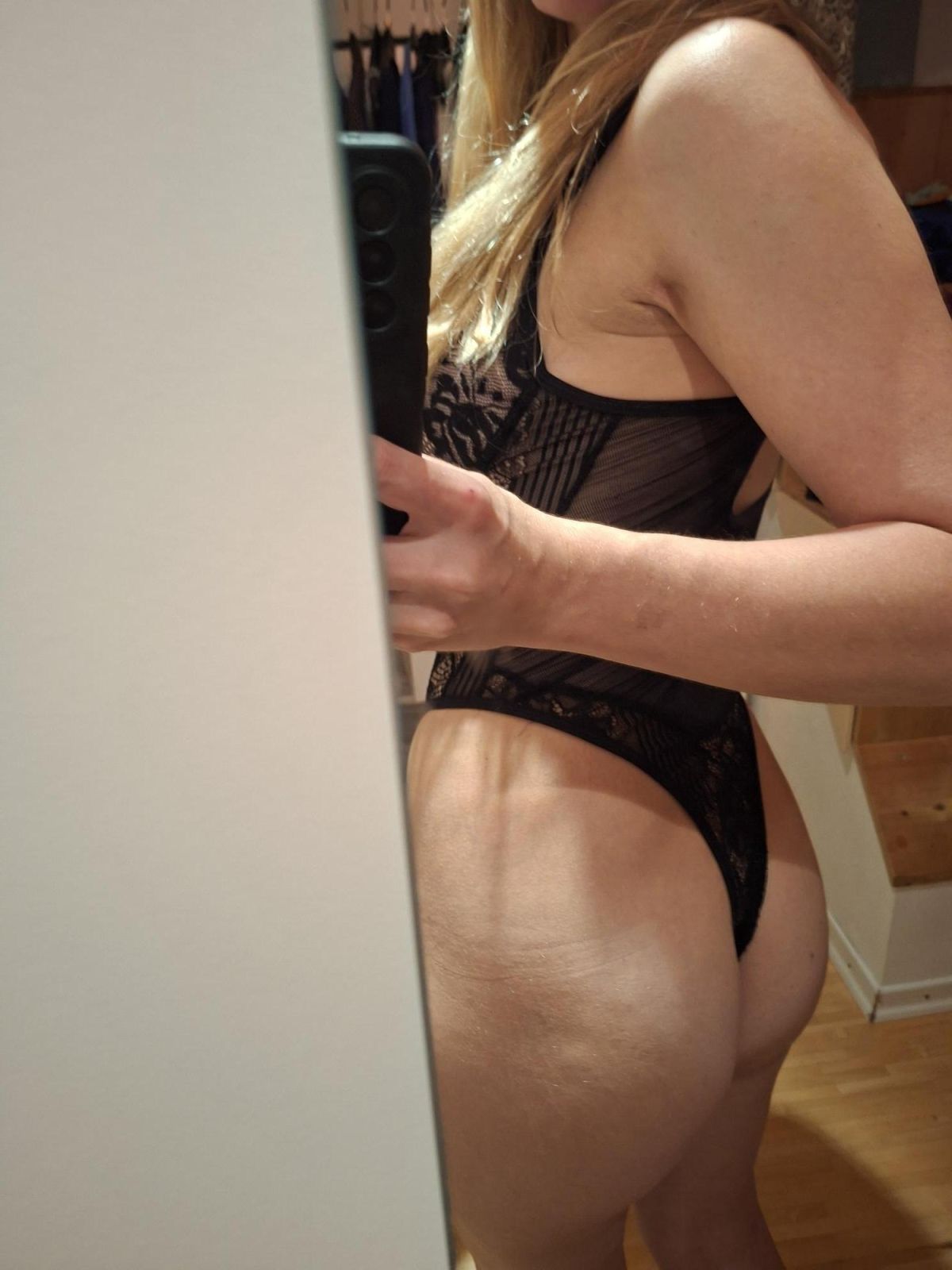 Spitzenbody von heißer Blondine