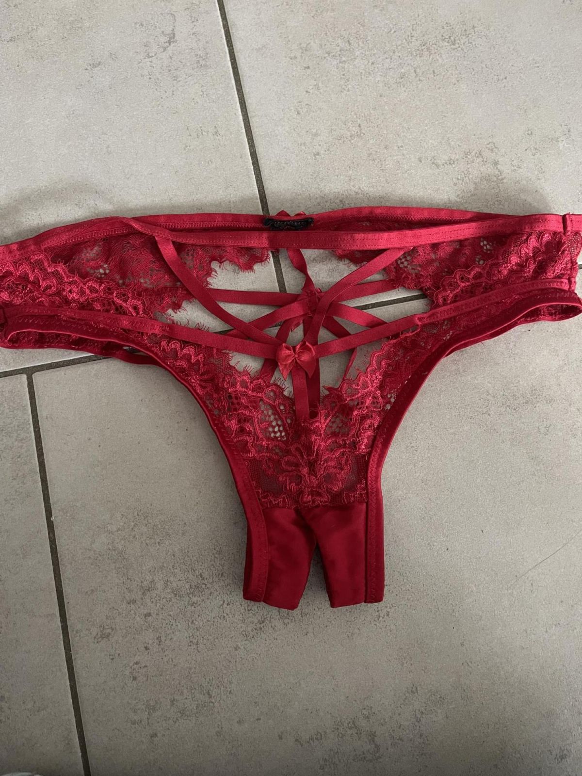 Roter String Dessou