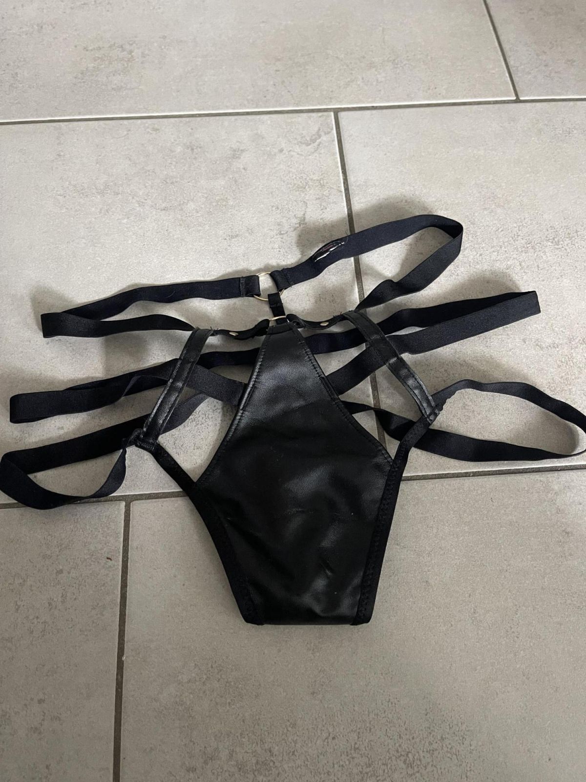 Schwarzer Leder Dessou String