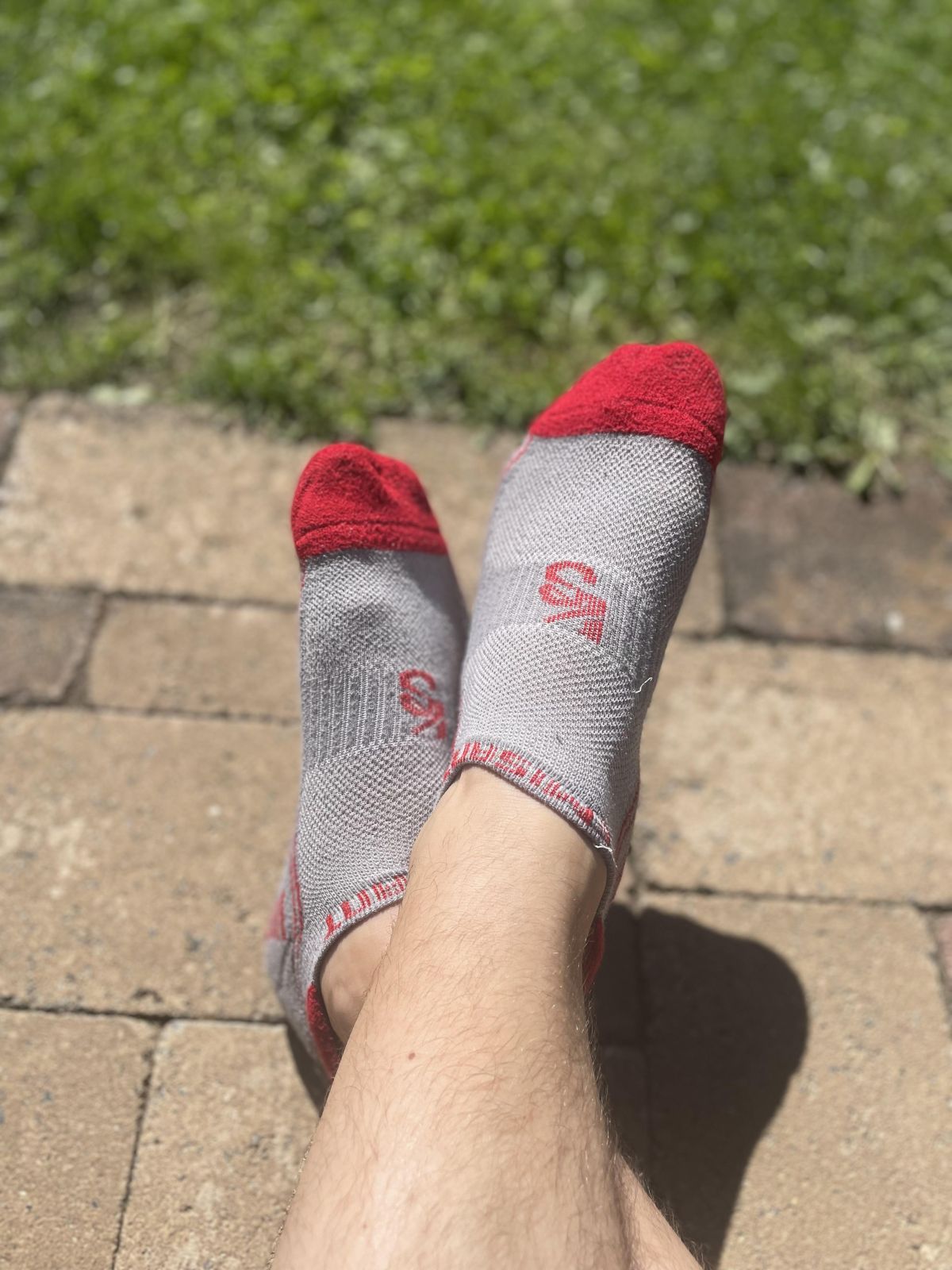 Herrensocken Gr. 43, Getragene Sneaker-Socken vom Mann – grau/rot – individuell tragbar