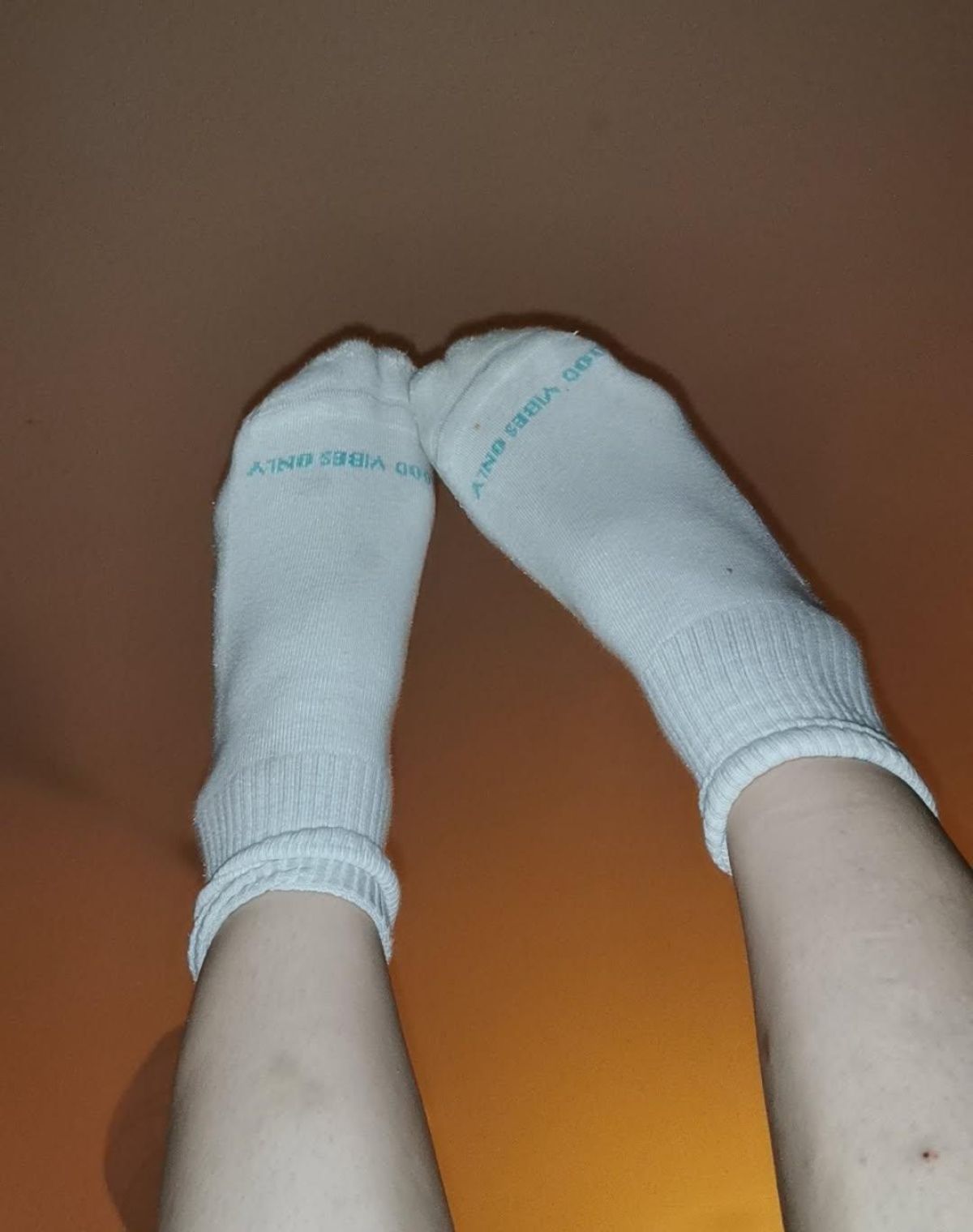 Weiße getragene Socken