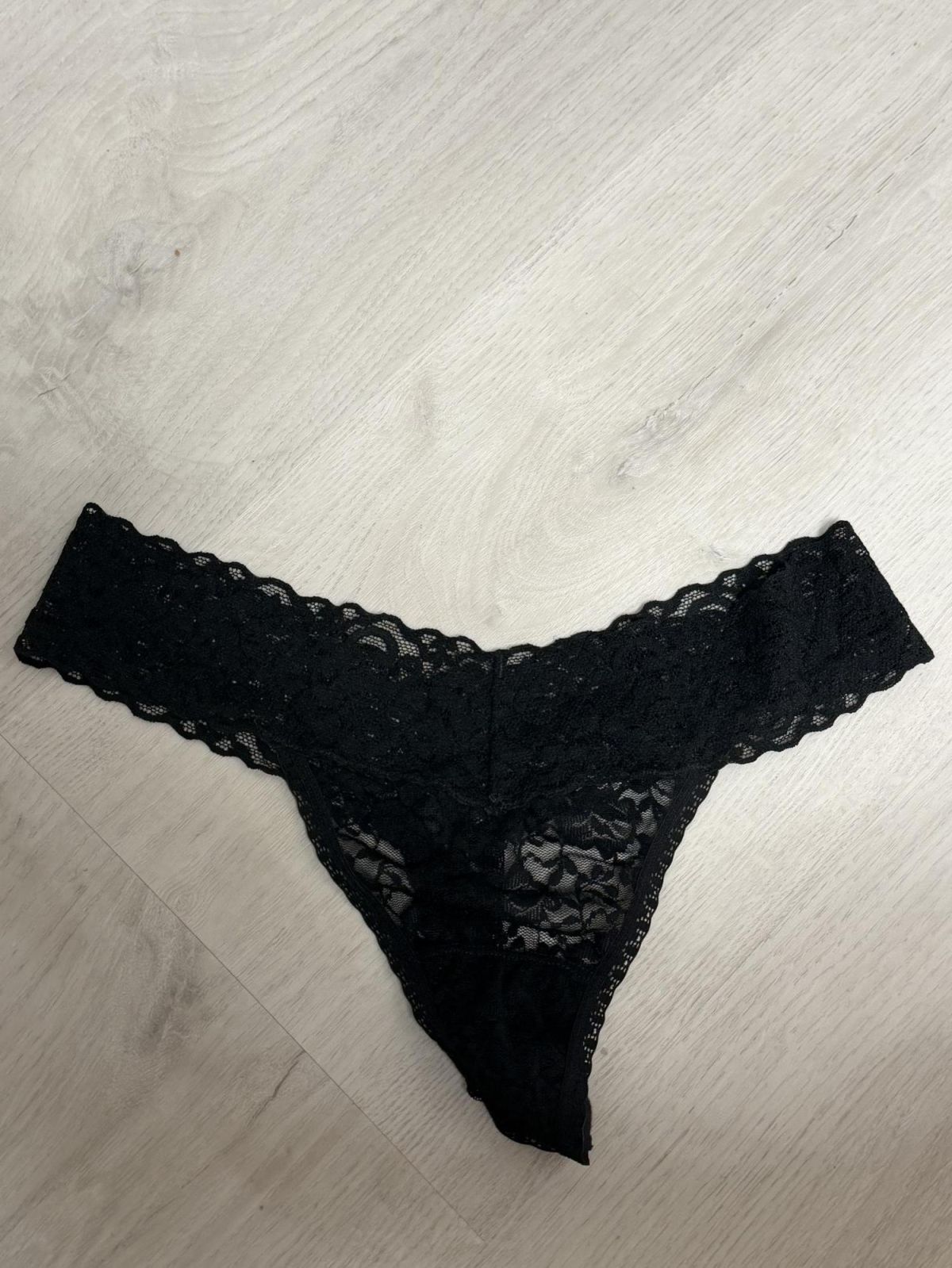 Heißer getragener Spitzen Slip in schwarz Tanga