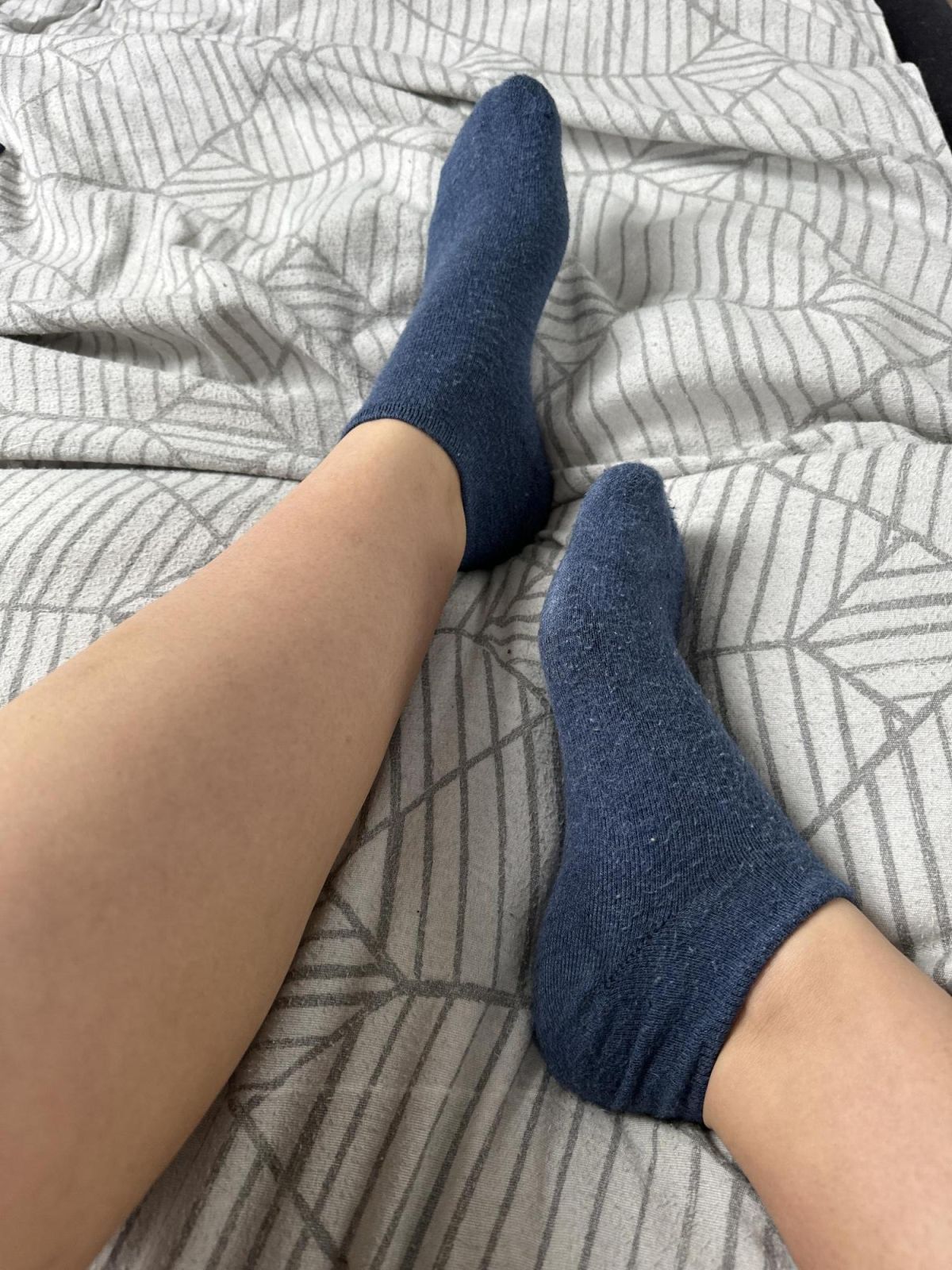 Junge Mama trägt für dich gerne Socken