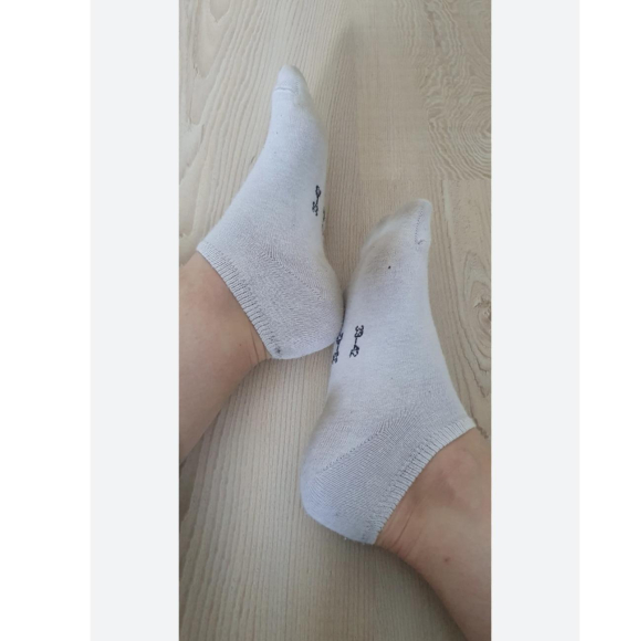 Ich biete getragene weiße Socken