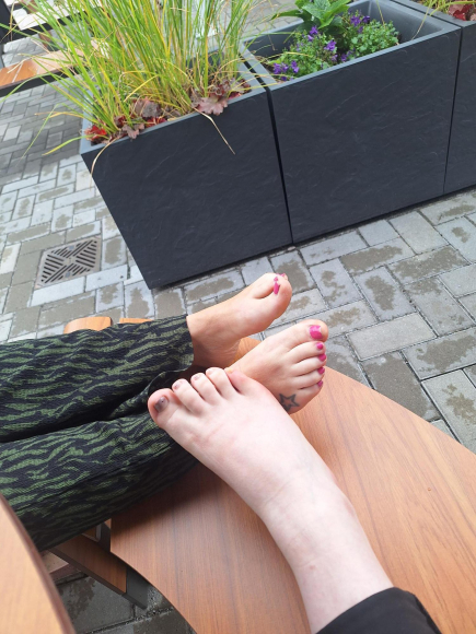 2 Frauen erfüllen wünsche rund ums Thema Füße