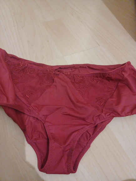 Getragener roter Slip