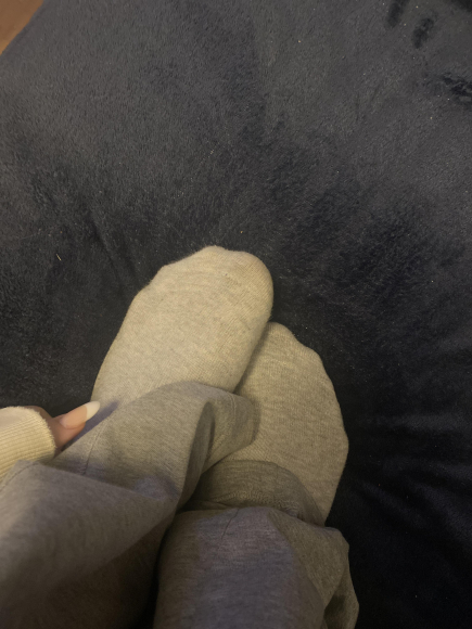 Getragene gemütliche graue teenie Socken