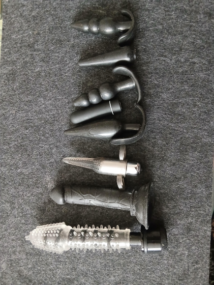 Diverse Analplugs und Vibratoren