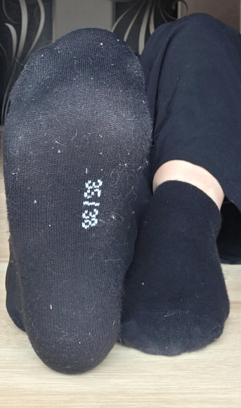 ​2 Tage getragene schwarze Sneakersocken