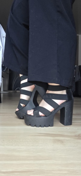 Gut eingetragene Plateau-High-Heels mit heißem Riemchen-Look!