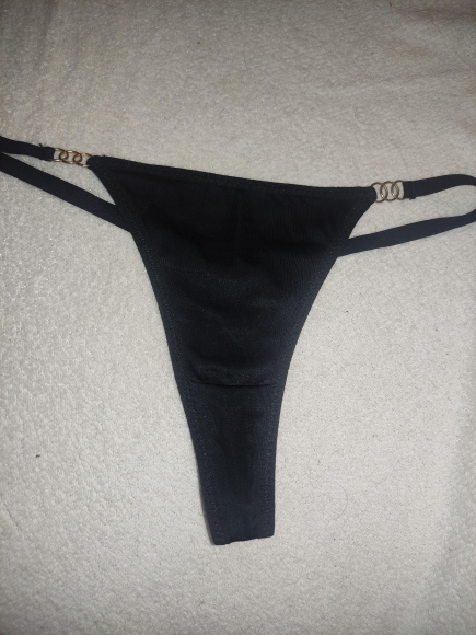 Sexy String mit goldenen Details