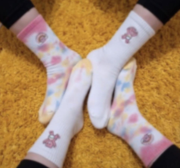 Mädchenhaft &amp; Intensiv – Glücksbärchi / Tie-Dye Socken (getragen)
