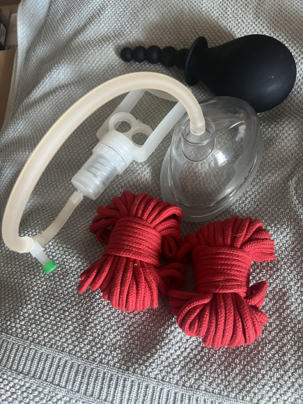 Pussy Pump. Fesseln. Einlauf Plug