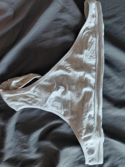 Getragenener Tanga mit passenden Sport Bh