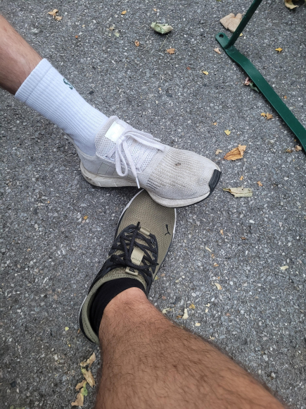 Getragene Sportschule eines Soldaten und Lagerist