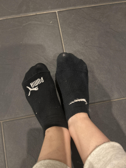 Langgetragene schwarze Socken