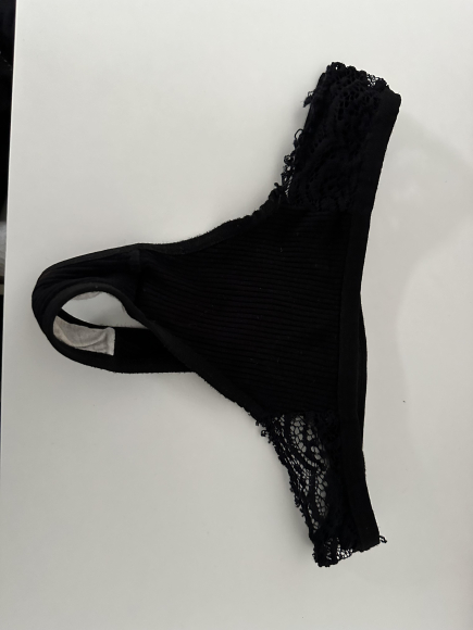 Enger schwarzer getragener Slip