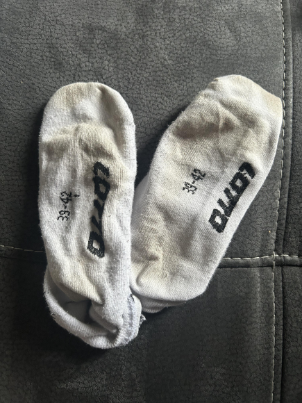 Getragene weiße Socken