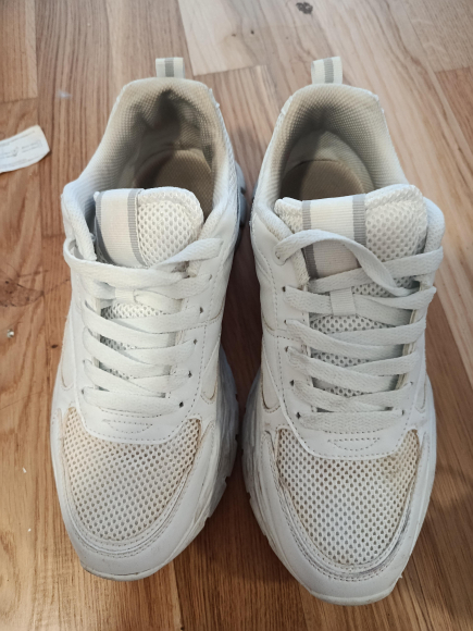 Sportschuhe (Gr. 41) getragen von attraktiver Frau