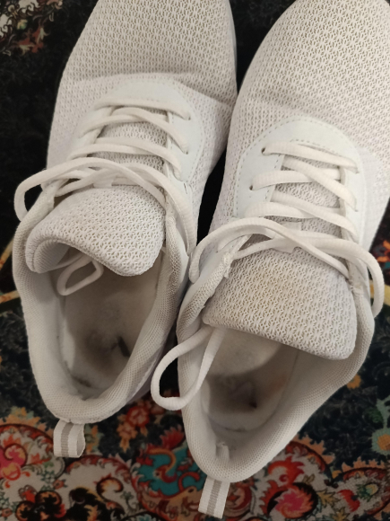 Laufschuhe getragen von attraktiver Frau