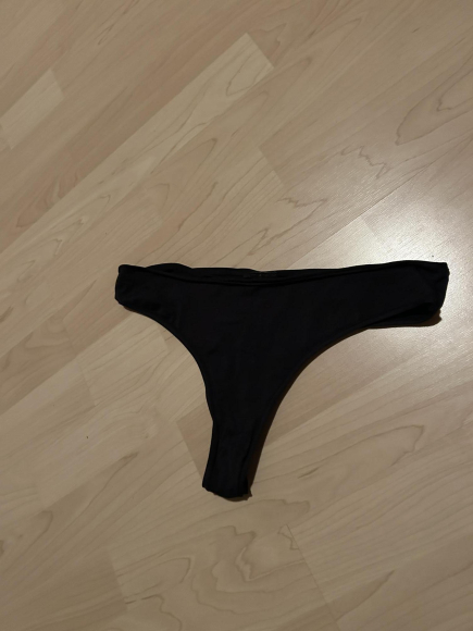 Getragener schwarzer String-Tanga Größe S